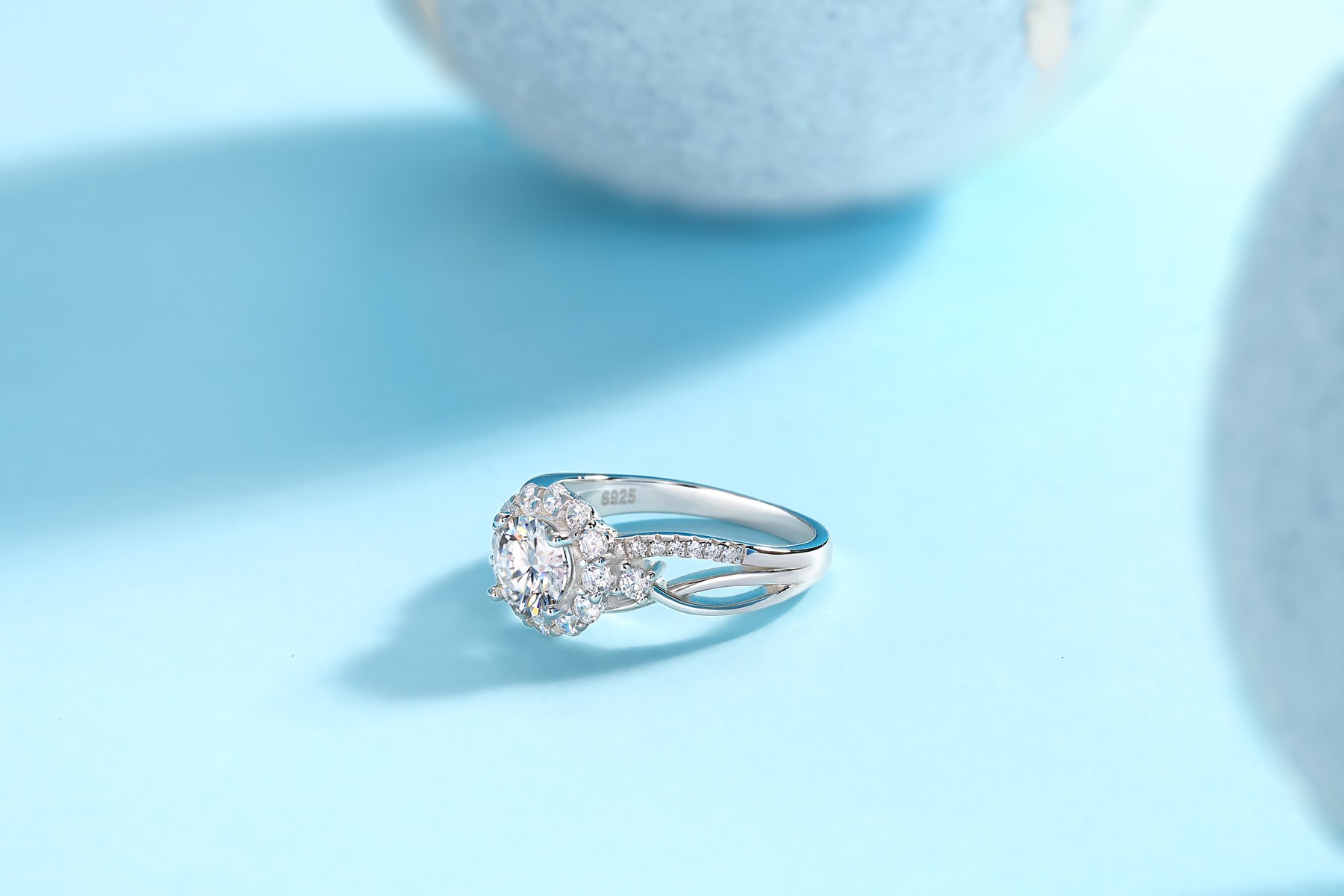 Snow Lotus - A Fashionable And Luxurious Jewelry Piece Set With 2-carat Moissanite S925 Sterling Silver And Platinum-plated Diamond